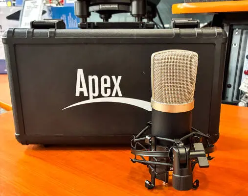 Apex - Compact Studio Condenser Mic with Case - Black 2